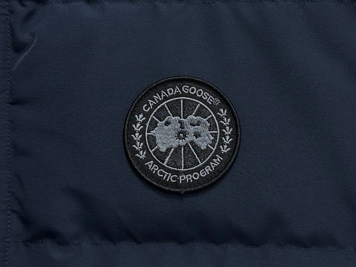 P360 [Canada Goose] Canada Goose black label #Freestyle Crew 4151mb men’s and women’s vest down ➖ Imported Behringer embroidery machine with customized 10,000-needle embroidery label! ➖ Imported 21-count polyester-cotton blended original fabric, using Feather-Light 10D waterproof coating fabric, made of 84.5% polyester fiber and 15.5% cotton, 100% the best feel in the entire network! ➖ The genuine official website uses the national standard 80 white duck down, and will never be misled by false claims such as 90 down or goose down! ➖ 100% nylon lining. Double double-layer sealing design to prevent velvet from running away. Top-grade polar fleece is used in the collar and pockets to keep warm and comfortable! ➖ Yoshida YKK provides original custom-made electroplated sliders. YKK two-way lockable zippers are tight and smooth and will not peel off paint! ➖ 3M composite original Velcro is durable, and all accessories and hardware are disassembled and customized! ⛔No slander, no exaggeration, no need for too much copywriting, because it is focused, it is professional!  SIZE: XS S M L XL XXL